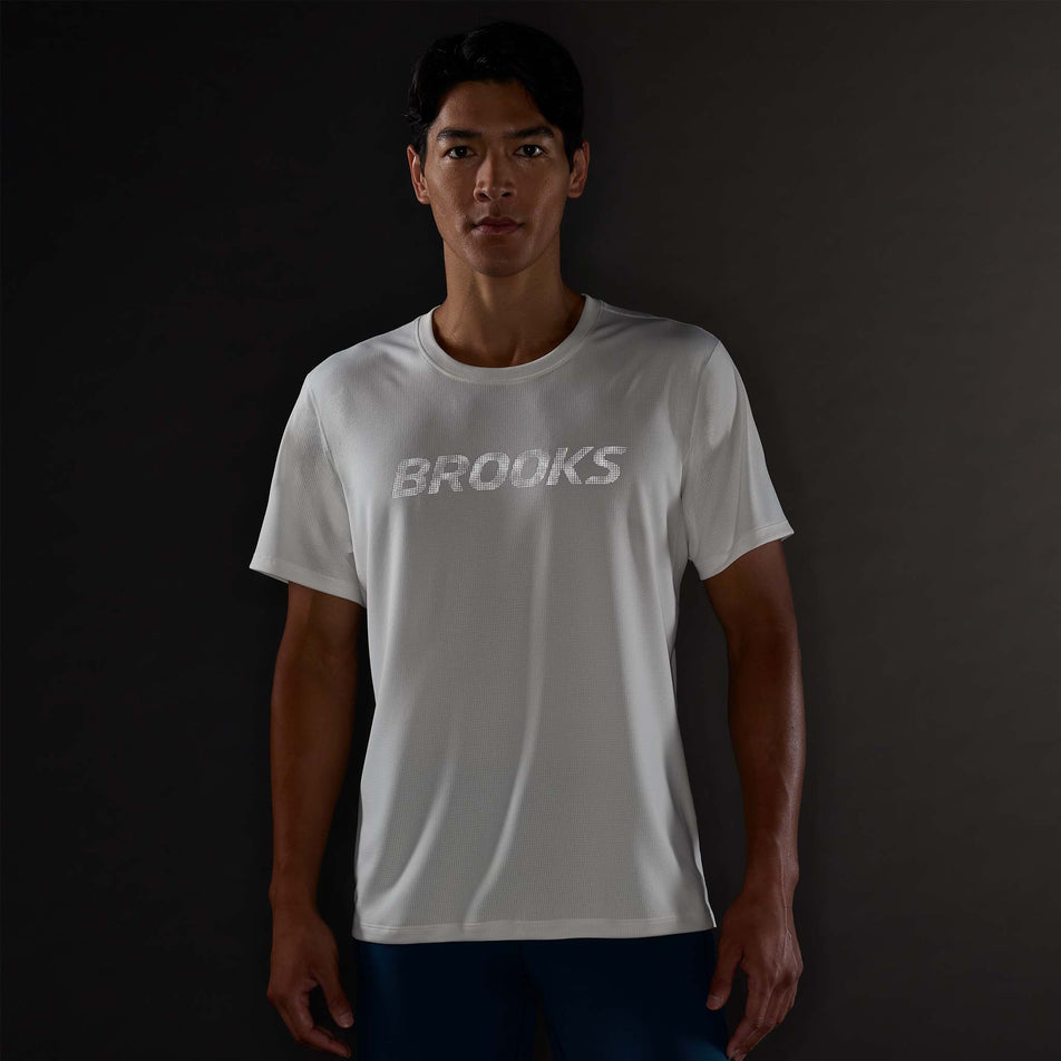 The reflective graphic on the front of the Brooks Men's Dash Reflective Short Sleeve in the Bone/Reflective colourway.