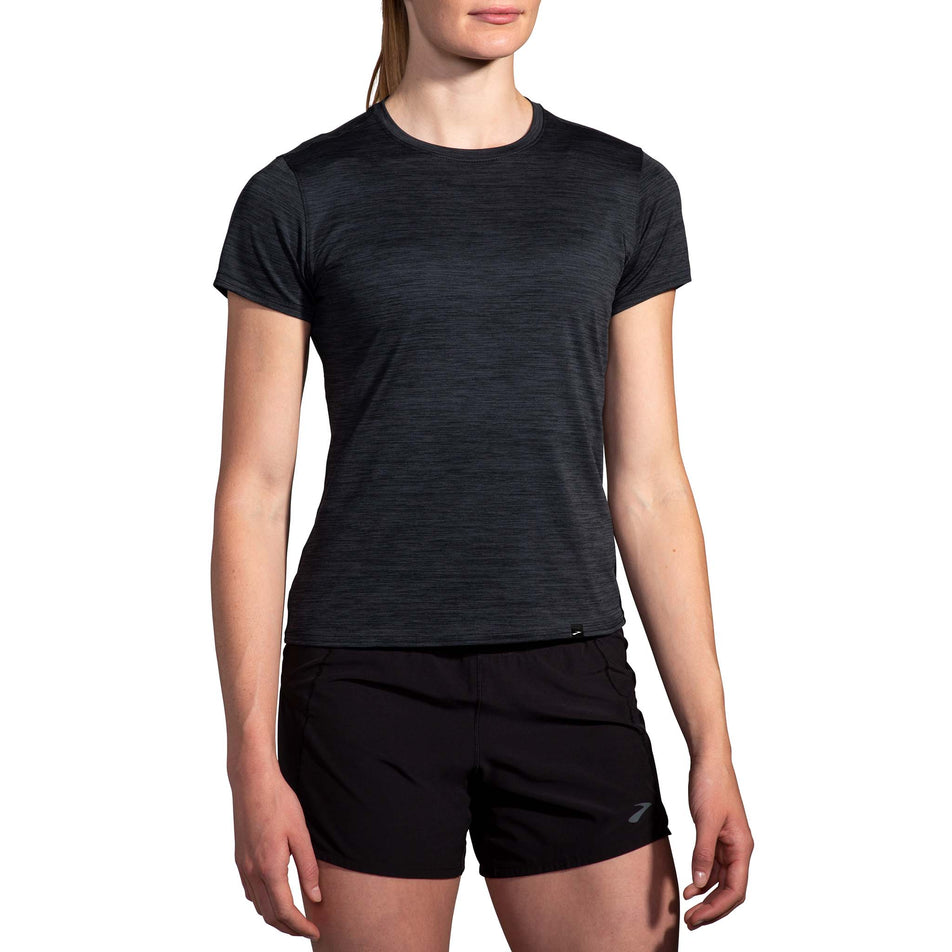 Front view of a model wearing the Women's Luxe Short Sleeve in the Heather Deep Black colourway. Model is also wearing Brooks shorts. (8177471488162)