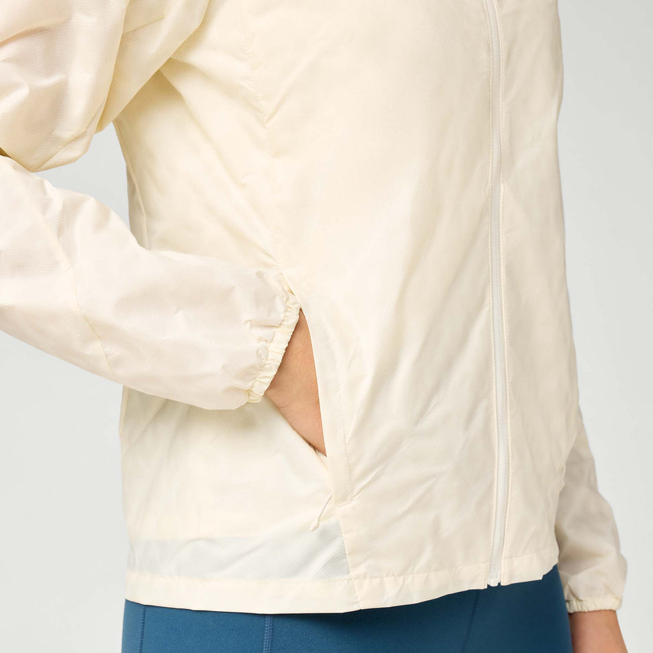 The side pocket on the Brooks Women's Canopy Reflective Jacket in the Reflective Wordmark Bone colourway.