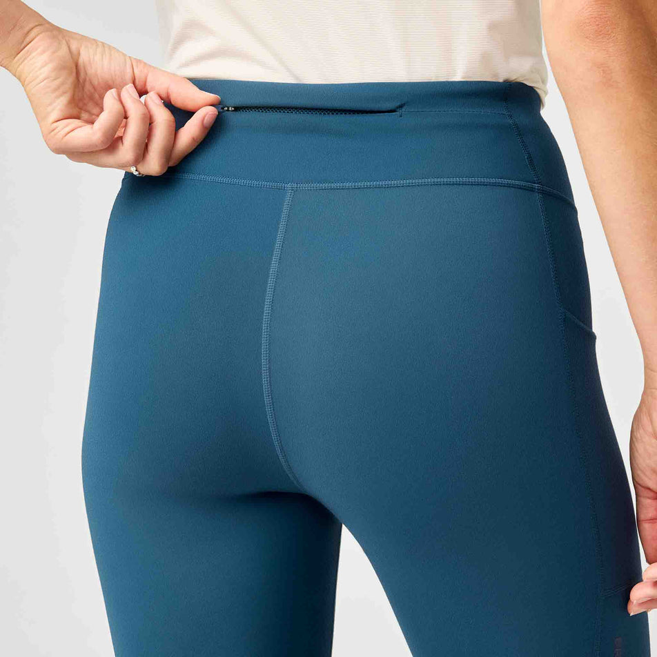 The back zip pocket on the Brooks Women's Thermal Reflective Tight in the Indigo/Reflective colourway.