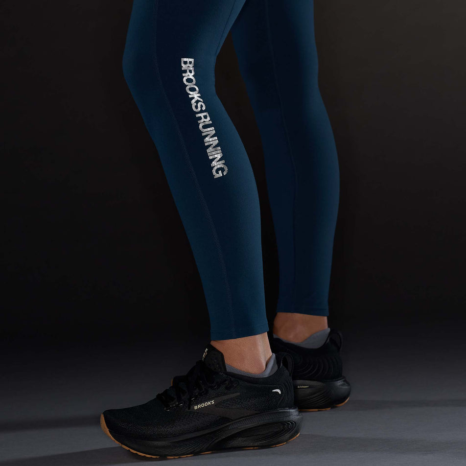 The reflective graphic on the Brooks Women's Thermal Reflective Tight in the Indigo/Reflective colourway.