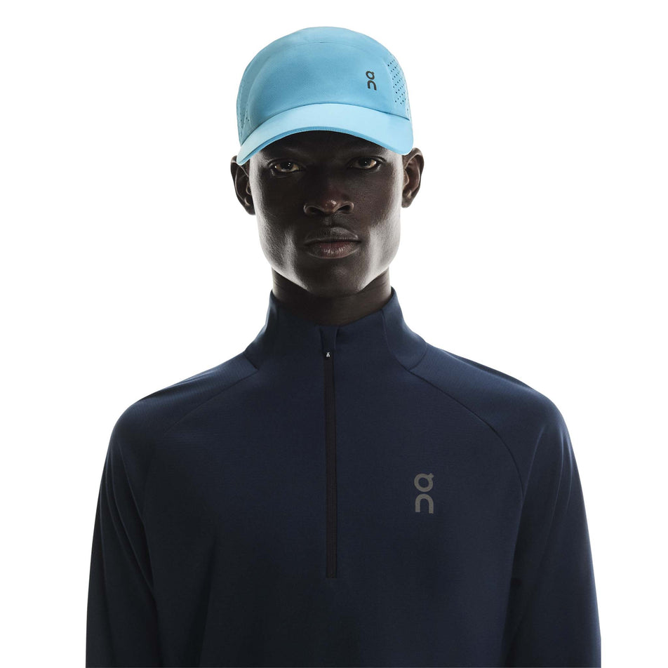 Front view of a model wearing the On Unisex Lightweight Cap in the Niagara colourway. (8717299908770)