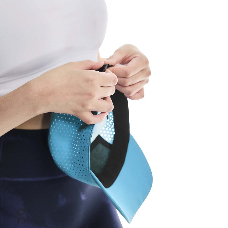 A model demonstrating the adjustable buckle. (8717299908770)