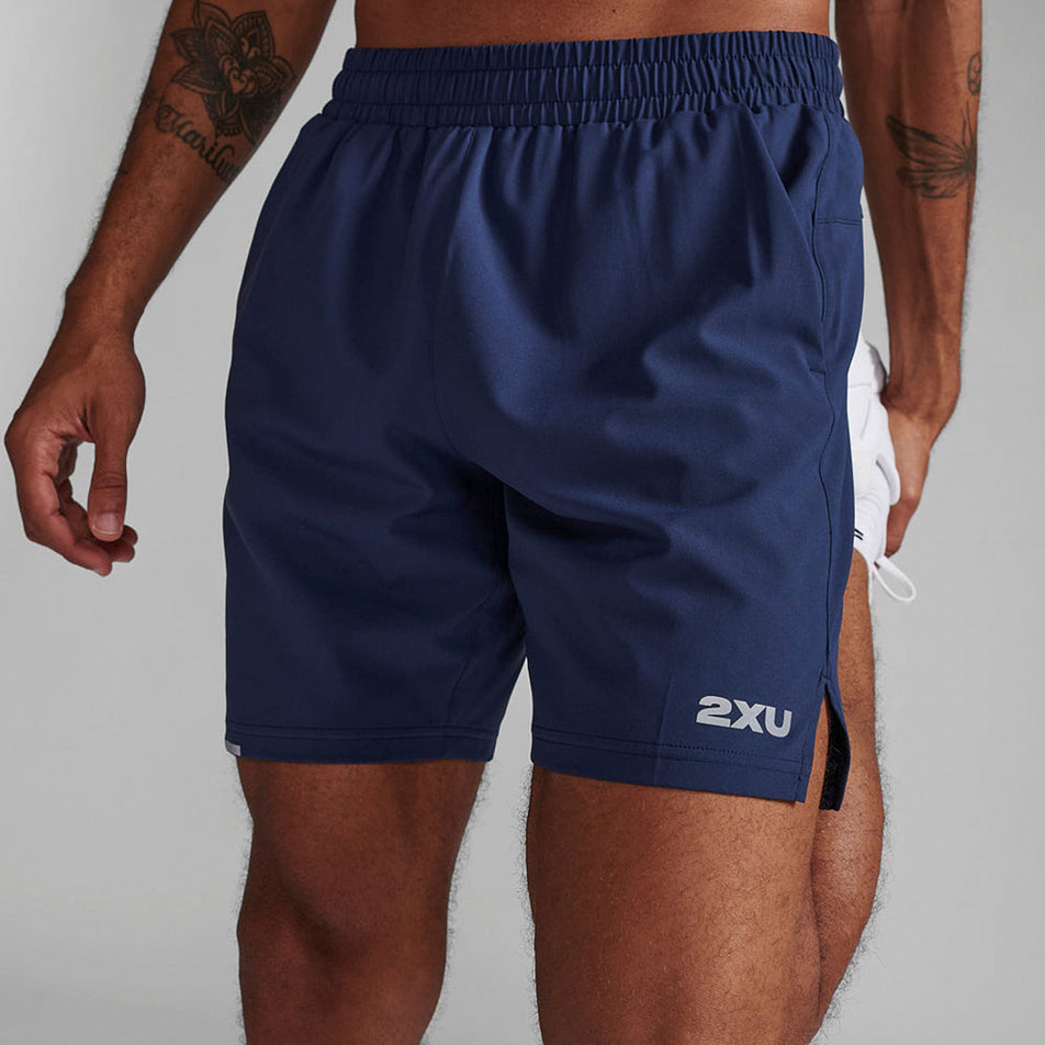 Front view of a model wearing a pair of 2XU Men's Aero 7 Inch Shorts in the Midnight/Silver Reflective colourway (8248602427554)
