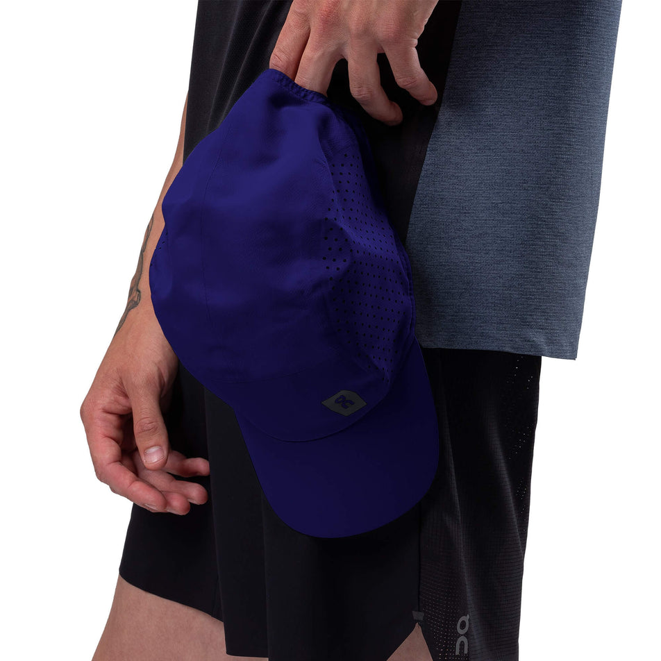 A model carrying an On Unisex Lightweight Cap in the Twilight colourway (7900947251362)