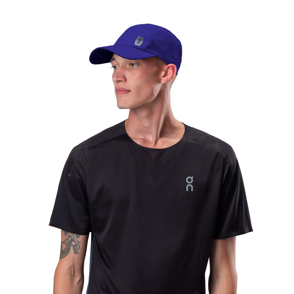 A male model wearing an On Unisex Lightweight Cap in the Twilight colourway (7900947251362)