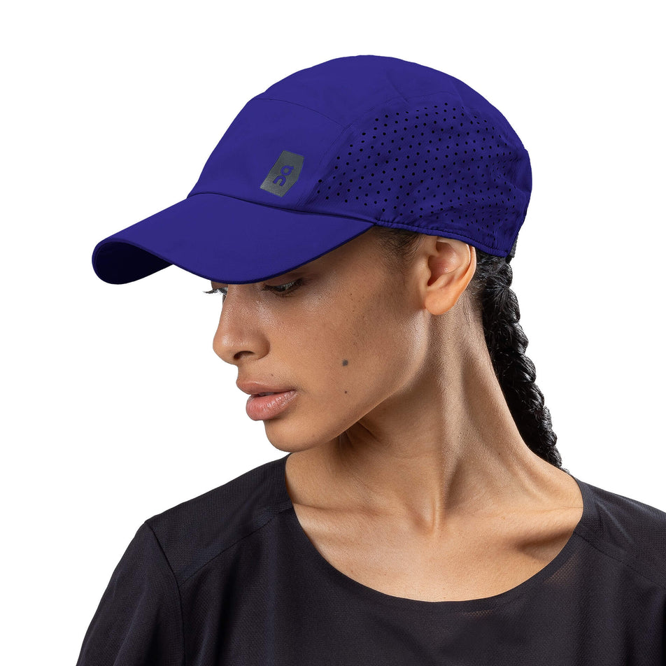 A female model wearing an On Unisex Lightweight Cap in the Twilight colourway (7900947251362)