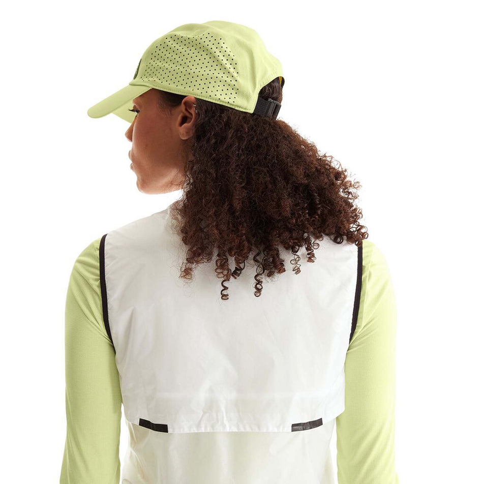 Back view of a model wearing an On Unisex Lightweight Cap in the Hay colourway. On logo is visible. (8008510144674)