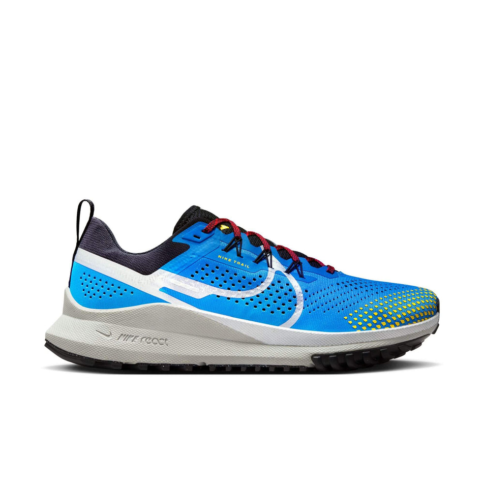 Lateral side of the right shoe from a pair of Nike Pegasus Trail 4 Men's Trail Running Shoes in the LT Photo Blue/Metallic Silver-Track Red colourway (7970844377250)