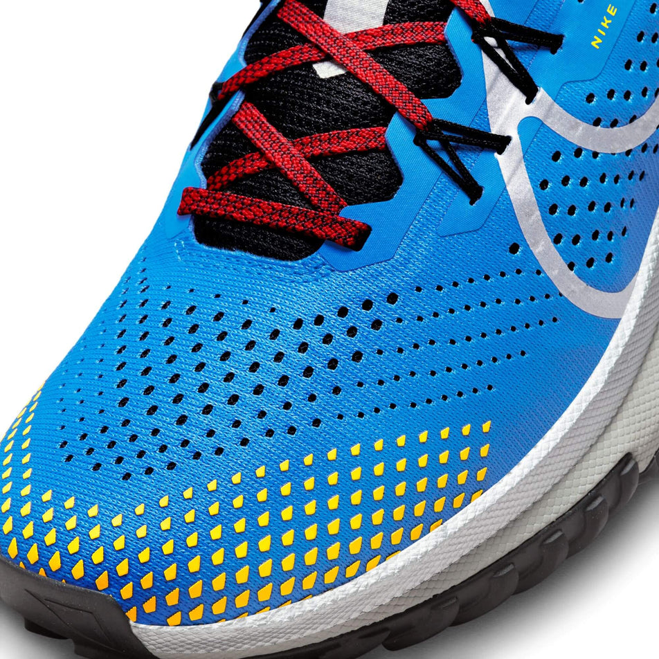 Lateral side of the toe box on the left shoe from a pair of Nike Pegasus Trail 4 Men's Trail Running Shoes in the LT Photo Blue/Metallic Silver-Track Red colourway (7970844377250)