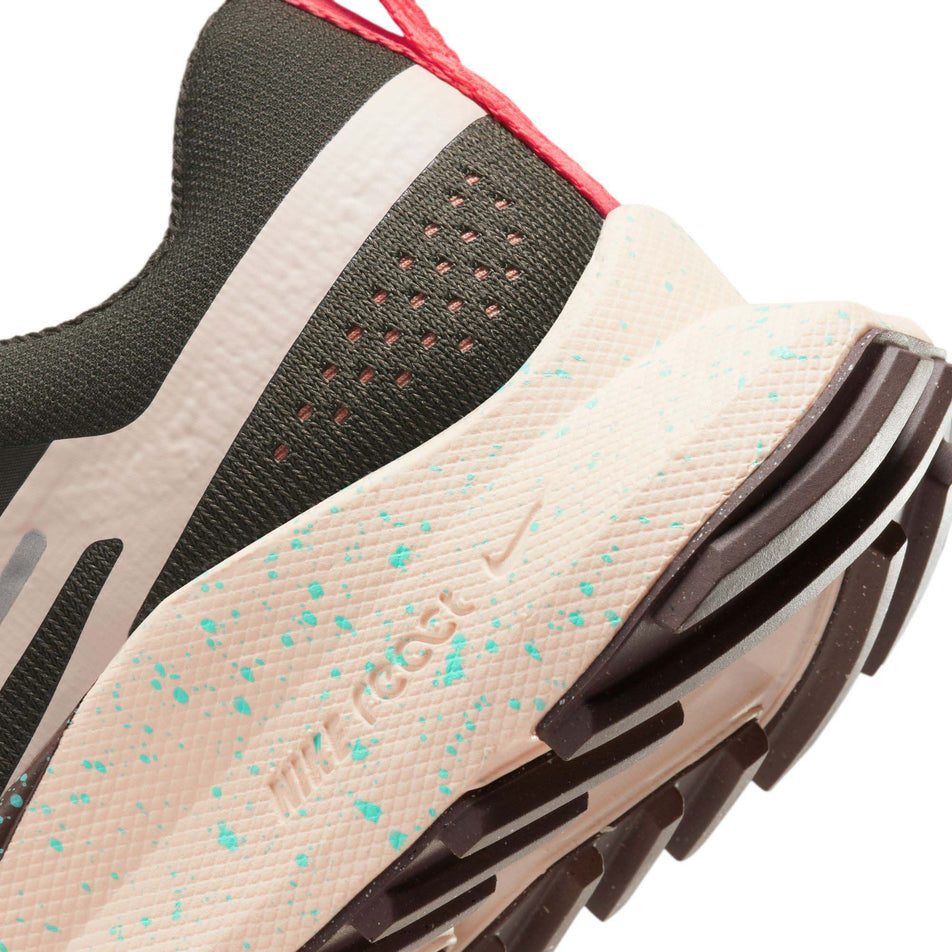 Lateral side of the the back of the left shoe from a pair of Nike Pegasus Trail 4 Women's Trail Running Shoes in the Sequoia/Guava Ice-Amber Brown colourway (7995937587362)