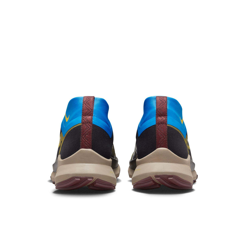 The back of a pair of Nike Men's Pegasus Trail 4 GORE-TEX Waterproof Running Shoes in the Black/Vivid Sulfur-LT Photo Blue colourway (8023256727714)