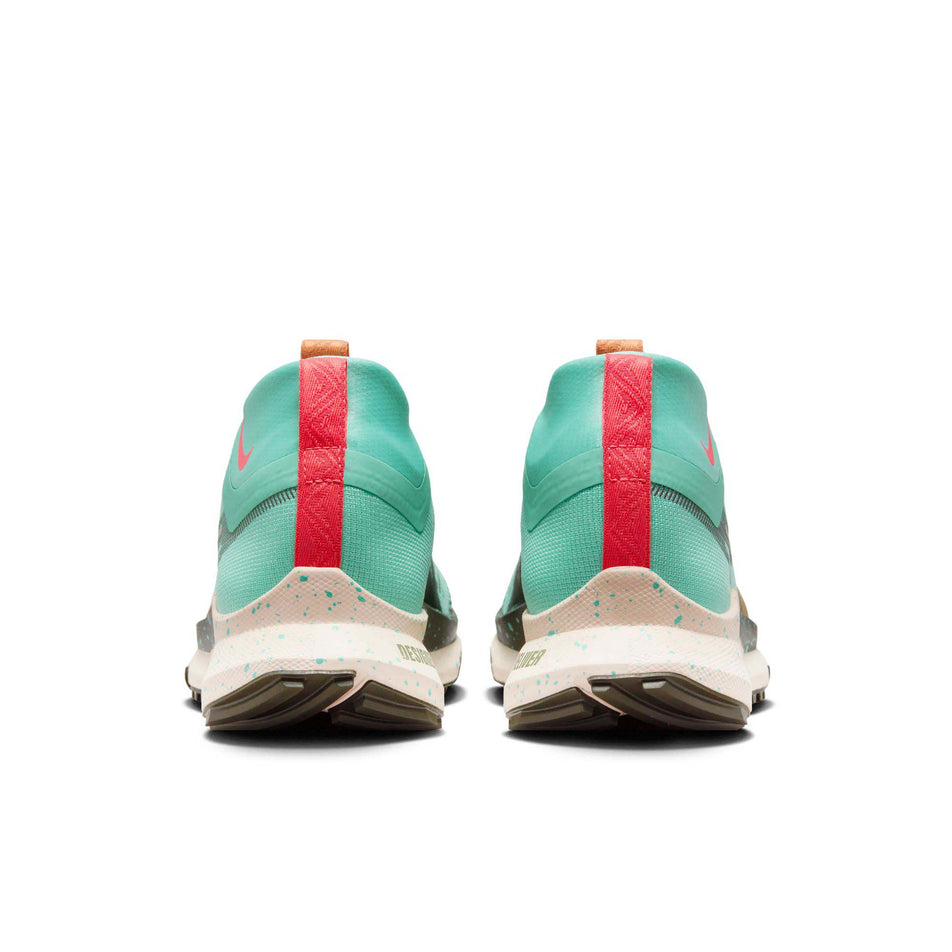 The backs of a pair of NIke Women's Pegasus Trail 4 GORE-TEX Waterproof Trail Running Shoes in the Emerald Rise/Sequoia-Amber Brown colourway. (8013940195490)