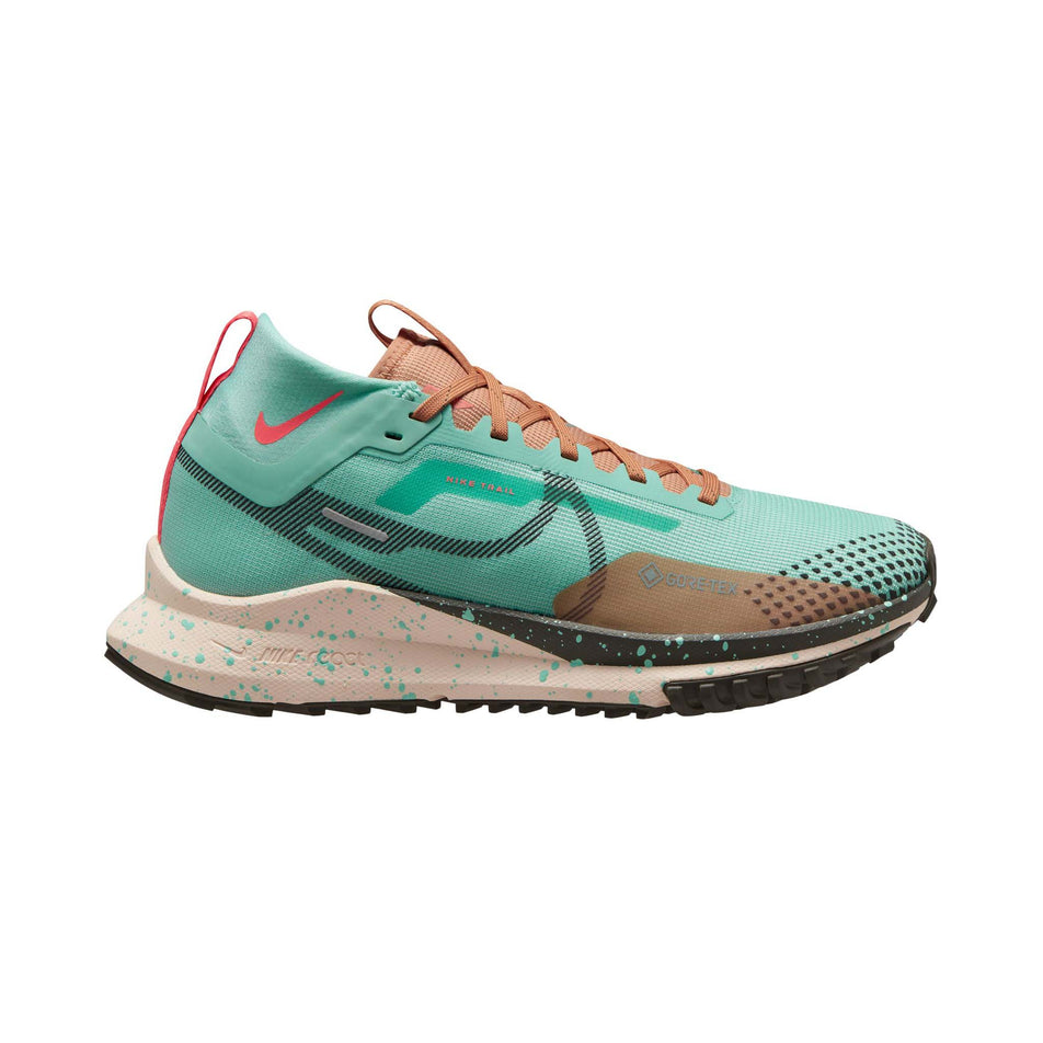 Lateral side of the right shoe from a pair of NIke Women's Pegasus Trail 4 GORE-TEX Waterproof Trail Running Shoes in the Emerald Rise/Sequoia-Amber Brown colourway. (8013940195490)