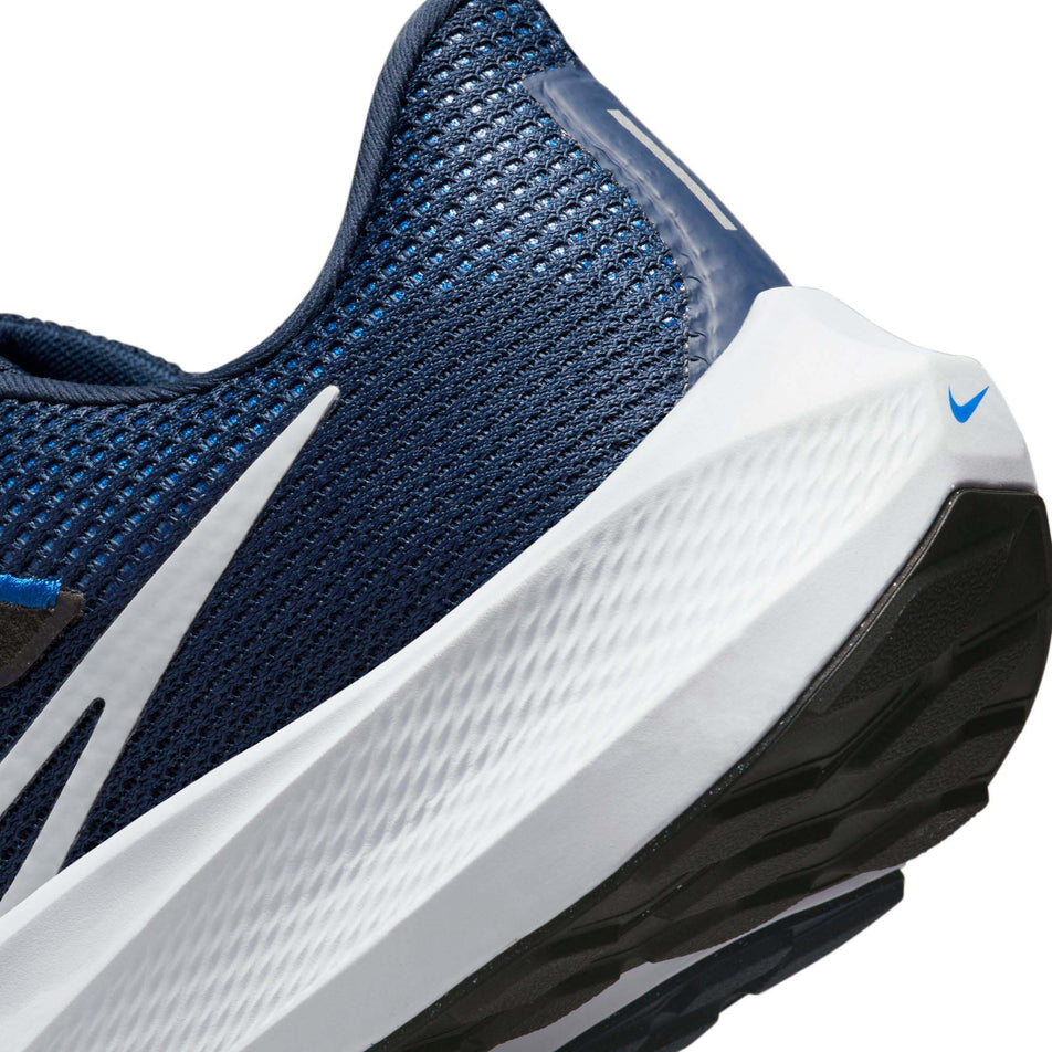 Lateral side of the heel counter from the left shoe from a pair of Nike Men's Air Zoom Pegasus 40 Running Shoes in the MIDNIGHT NAVY/PURE PLATINUM-BLACK colourwayNUM-BLACK colourway (7944370815138)