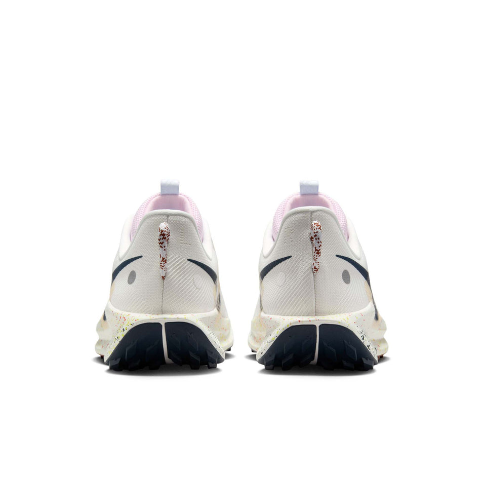 The back of a pair of Nike Men's Pegasus Trail 5 Running Shoes in the Summit White/Armory Navy-Football Grey colourway. (8614520684706)