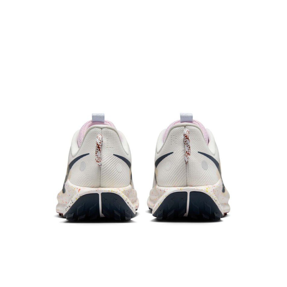 The back of a pair of Nike Women's Pegasus Trail 5 Running Shoes in Summit White/Armory Navy-Football Grey colourway. (8615658487970)