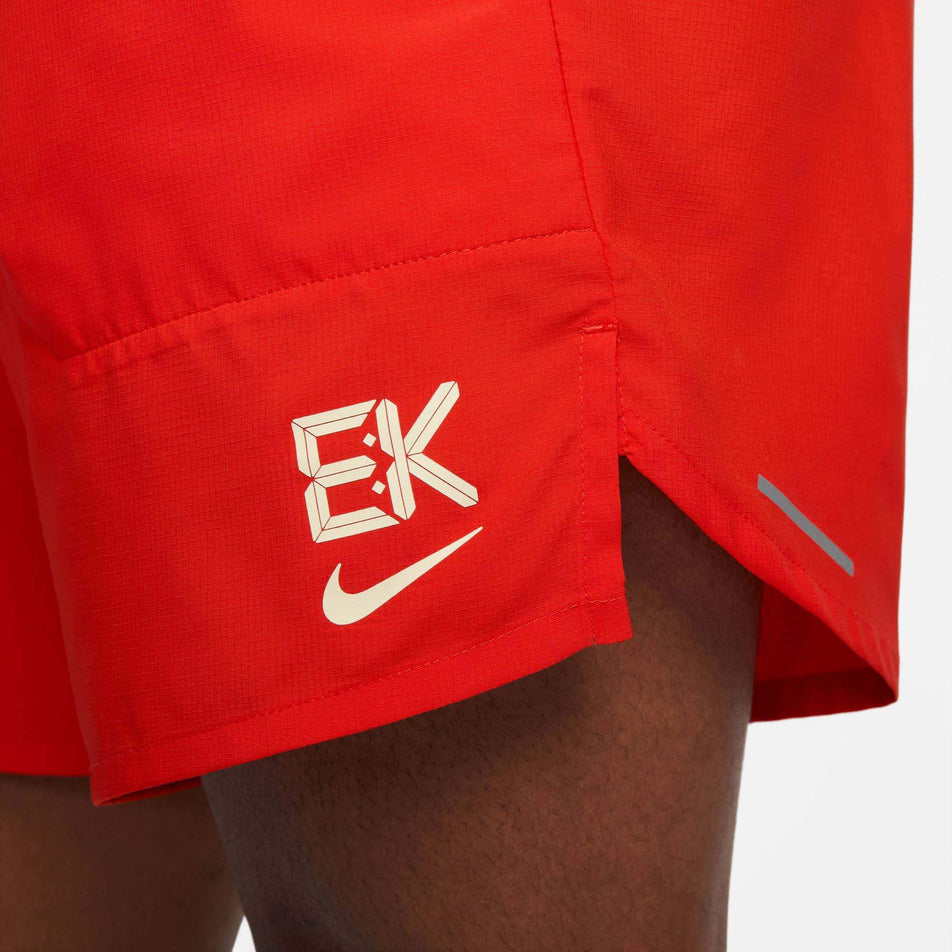 Close-up view of the 'EK' call-out and Nike Swoosh on the front of the left-leg of a pair of Nike Men's Dri-FIT Stride Kipchoge 7