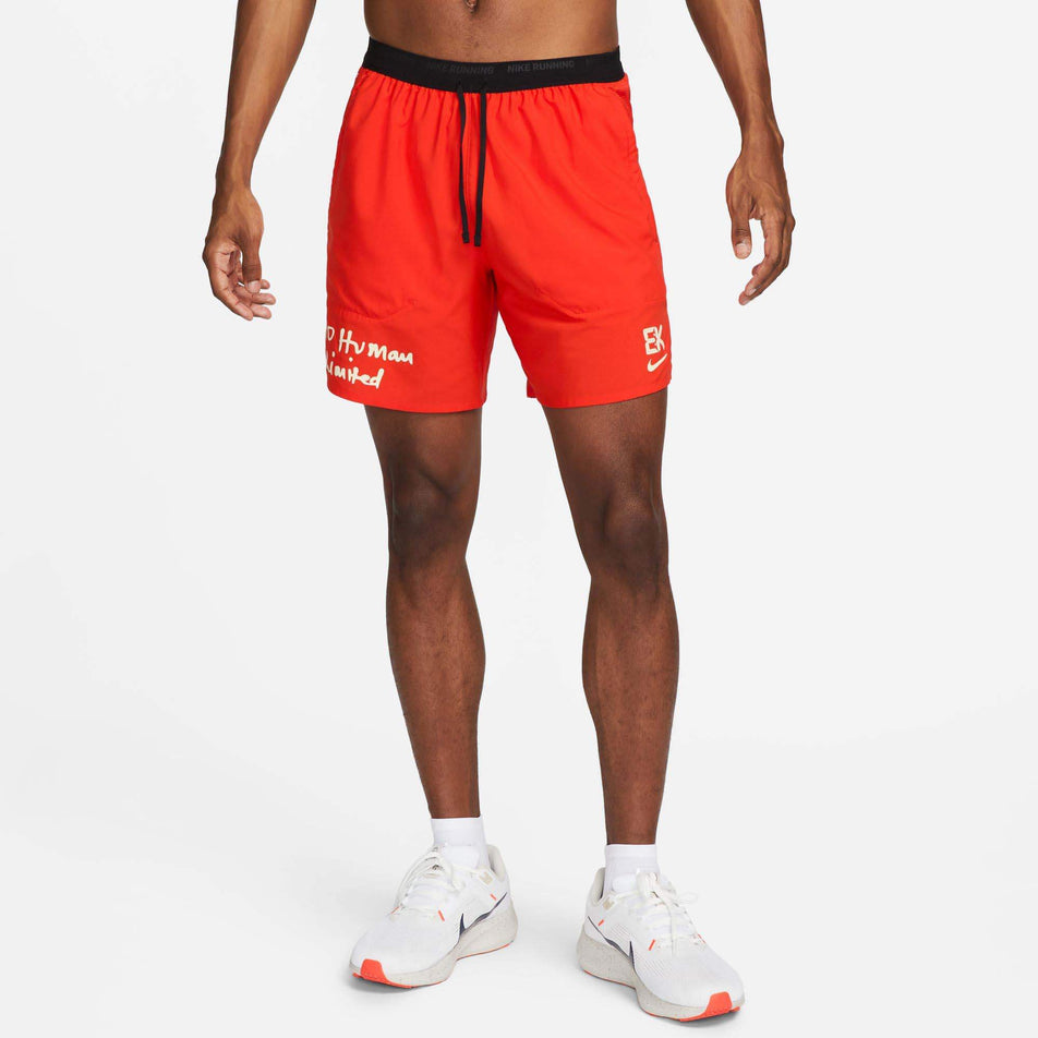 Front view of a model wearing a pair of Nike Men's Dri-FIT Stride Kipchoge 7