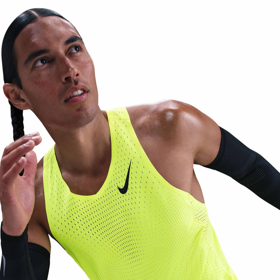 Front view of a model wearing the Nike Men's AeroSwift Dri-FIT ADV Running Singlet in the Volt/Black colourway. (8778164699298)