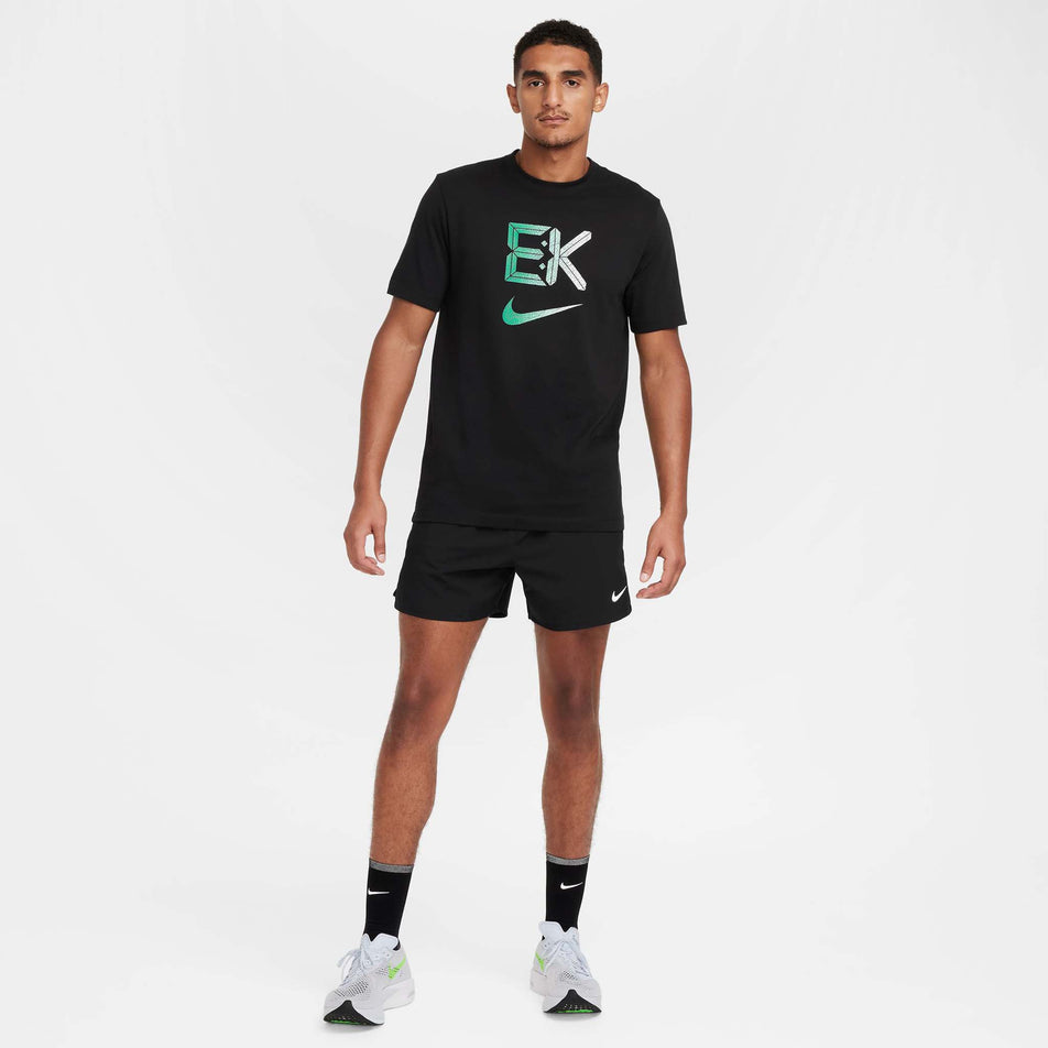 Front view of a model wearing the Nike Men's 