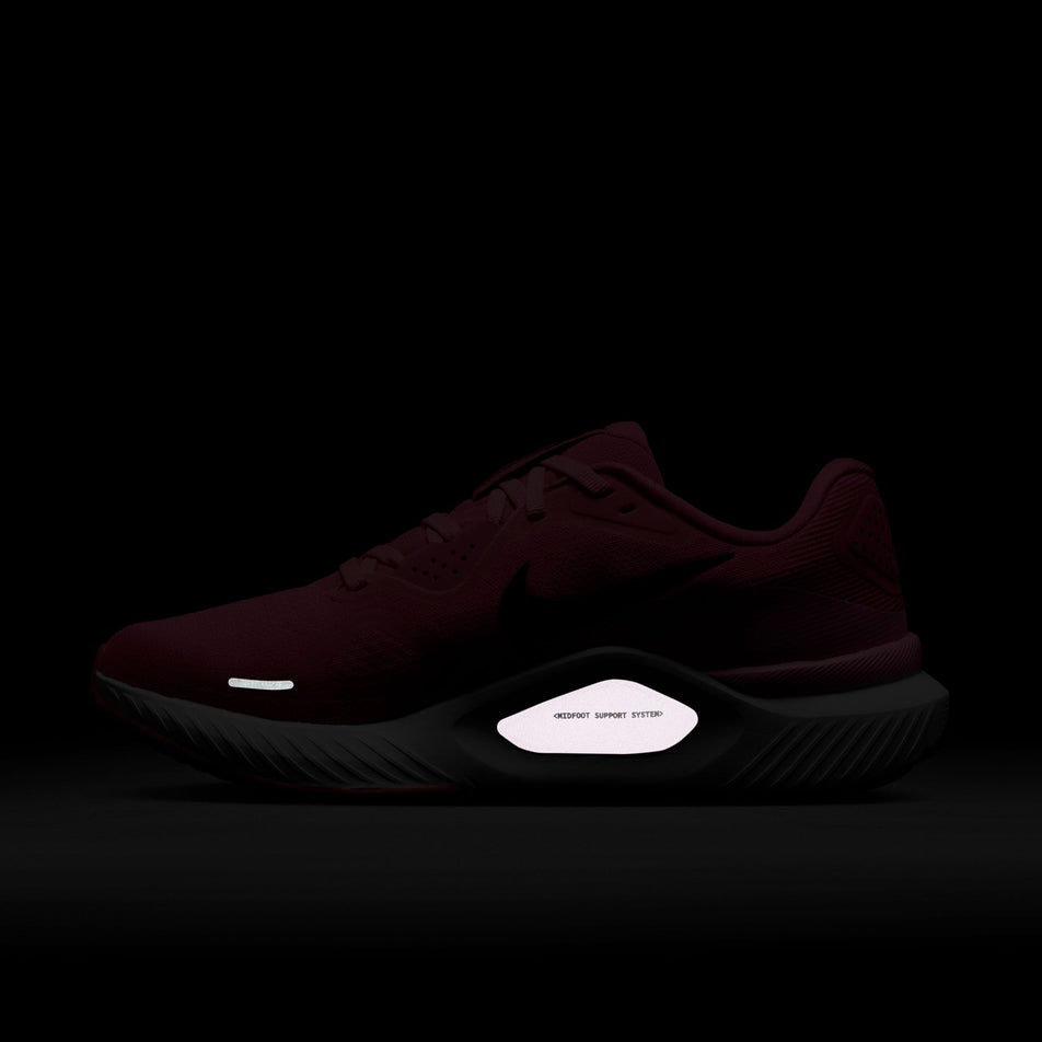 The reflective graphic on the medial side of the right shoe from a pair of Nike Women's Structure 26 Road Running Shoes in the Hyper Pink/Black-Pink Spell-White colourway. (8686794997922)