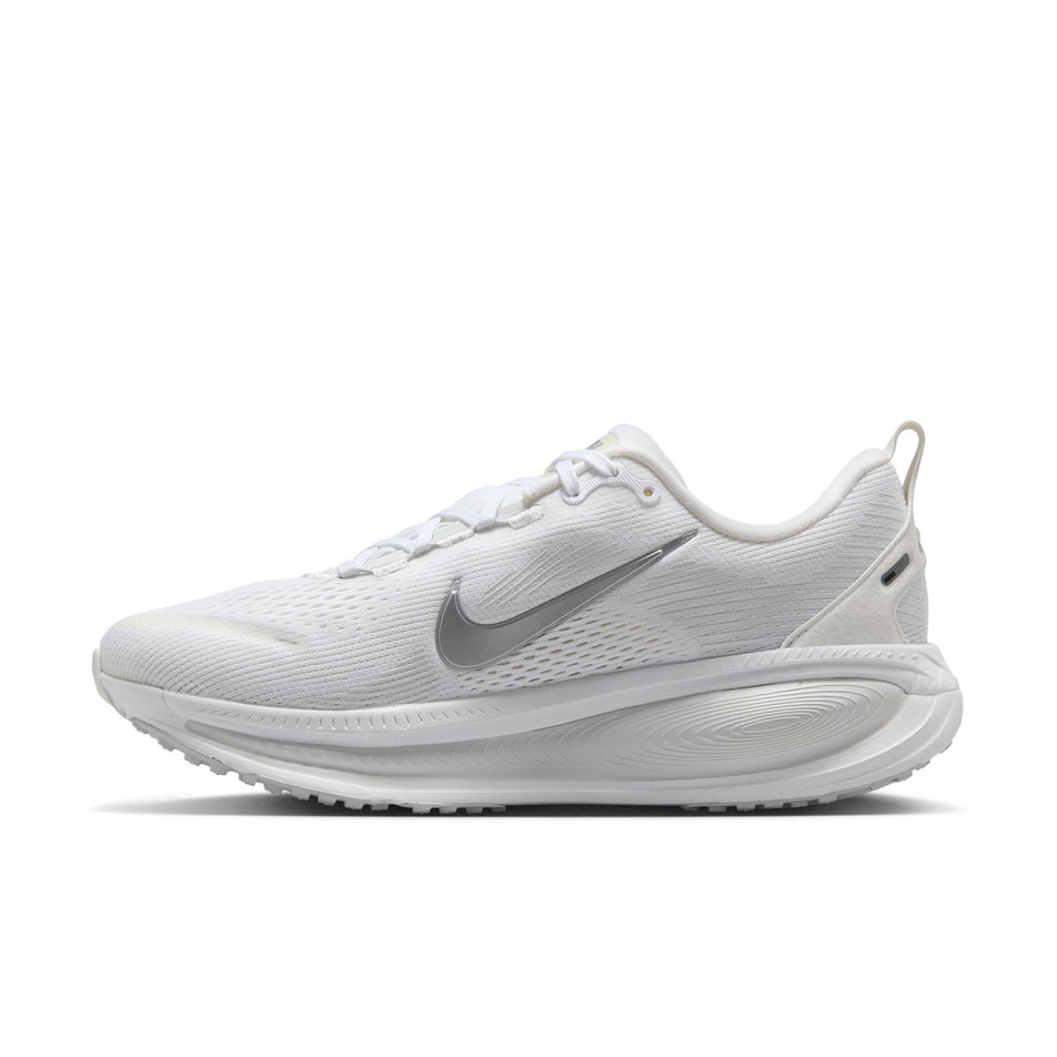 Medial view of the right shoe from a pair of Nike Women's Vomero 18 Road Running Shoes in the White/Metallic Silver-Photon Dust colourway. (8686789361826)