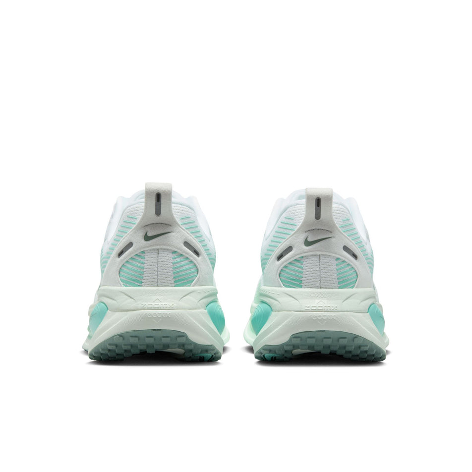 The back of a pair of Nike Women's Vomero 18 Road Running Shoes in the White/Cannon-Bleached Turq-Mint Foam colourway. (8686791000226)