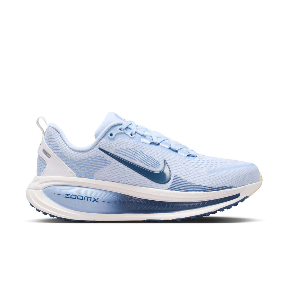 Lateral view of the right shoe from a pair of Nike Women's Vomero 18 Road Running Shoes in the Hydrogen Blue/Mystic Navy-Aluminum colourway.