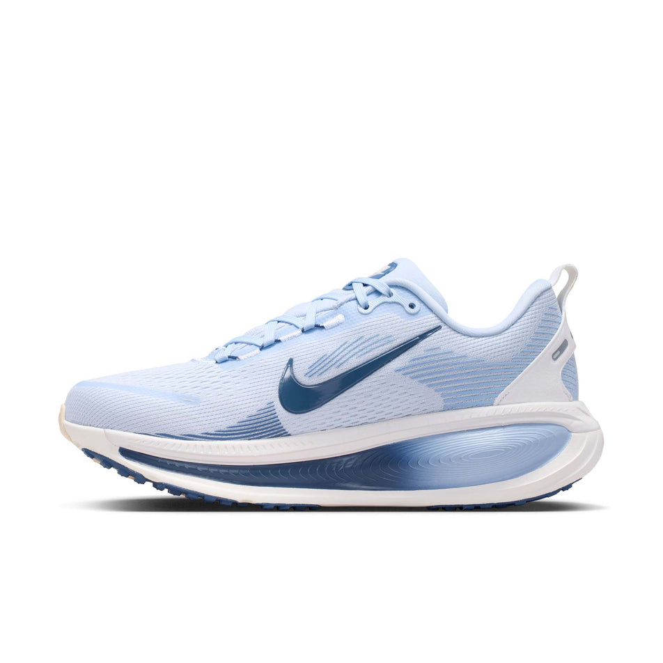 Medial view of the right shoe from a pair of Nike Women's Vomero 18 Road Running Shoes in the Hydrogen Blue/Mystic Navy-Aluminum colourway.