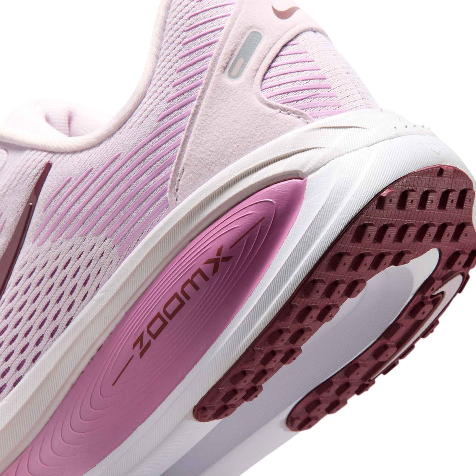 Close-up view of the rearfoot section of the left shoe from a pair of Nike Women's Vomero 18 Road Running Shoes in the Bleached Lilac/Pink Smoke-Light Magenta colourway.