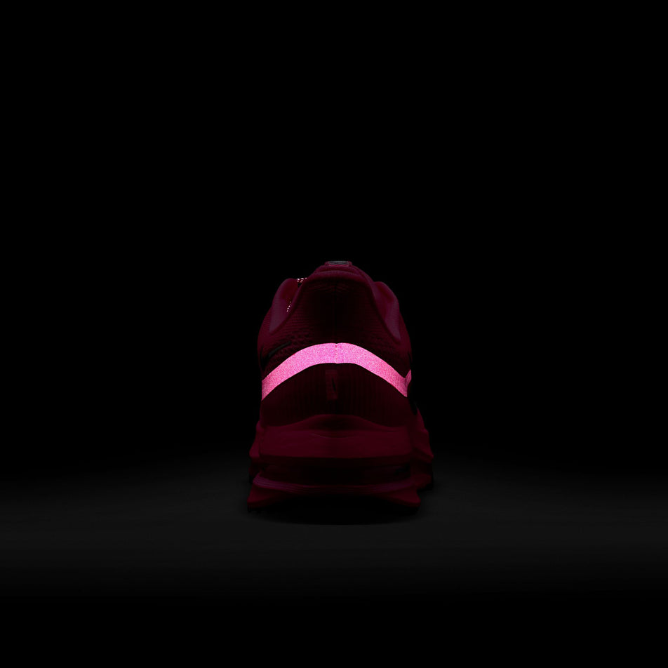 The reflective graphic on the back of the right shoe from a pair of Nike Men's Pegasus Premium Road Running Shoes in the Hyper Pink/Sequoia-Bright Crimson colourway. (8636656582818)