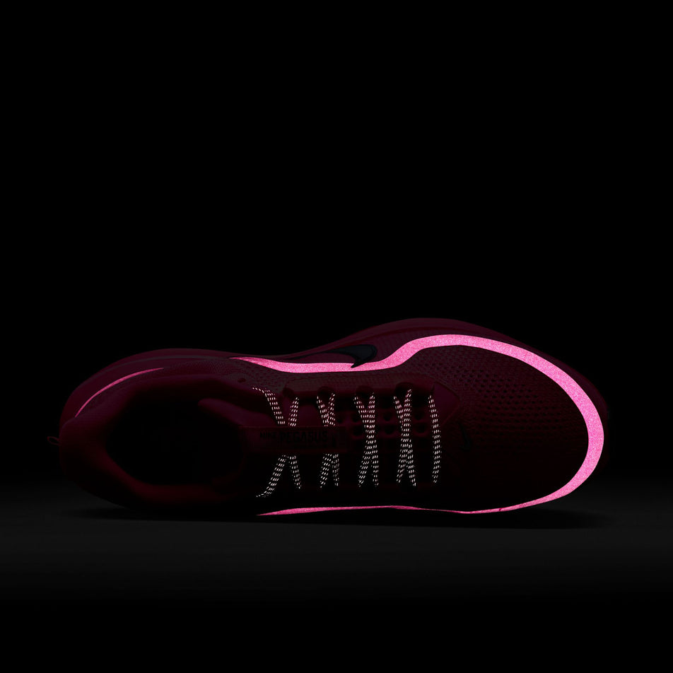 The reflective graphic on the upper of the left shoe from a pair of Nike Men's Pegasus Premium Road Running Shoes in the Hyper Pink/Sequoia-Bright Crimson colourway. (8636656582818)