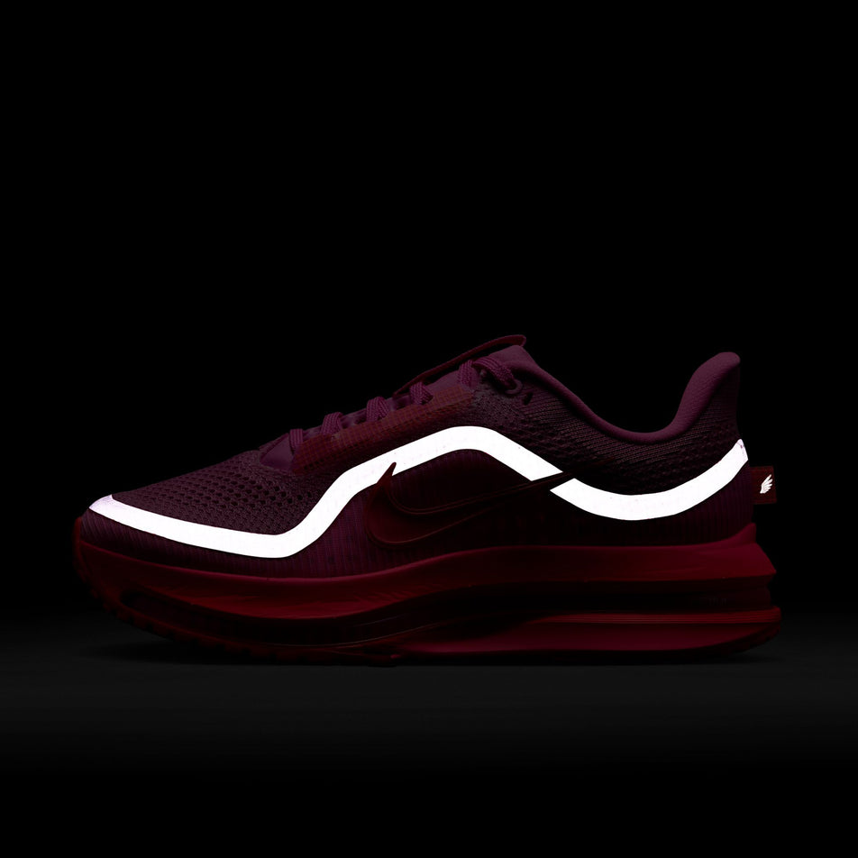 The reflective graphic on the lateral side of the left shoe from a pair of Nike Women's Pegasus Premium Road Running Shoes in the Playful Pink/Bright Crimson-Hyper Pink colourway. (8684696371362)