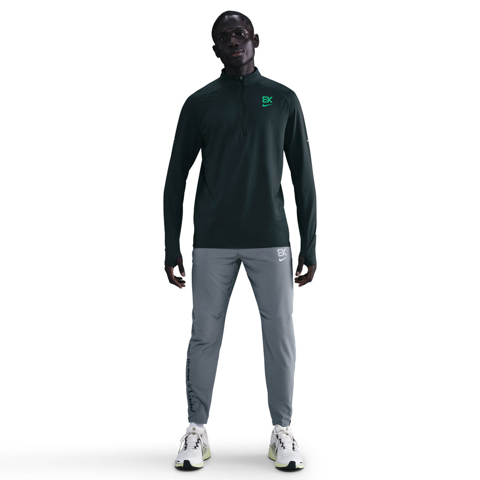 Front view of a model wearing the Nike Men's Stride 