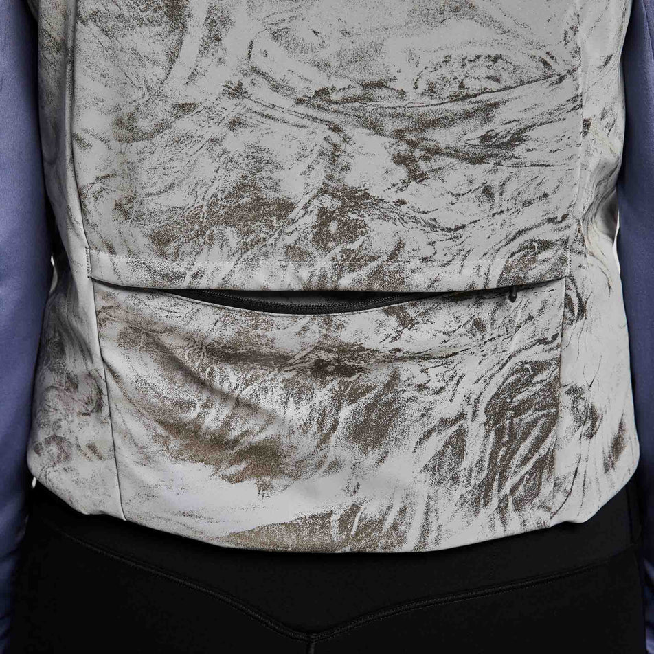 The zip pocket on the back of the Nike Women's Therma-FIT ADV Reflective Running Vest in the Vast Grey/Black colourway. (8756535394466)