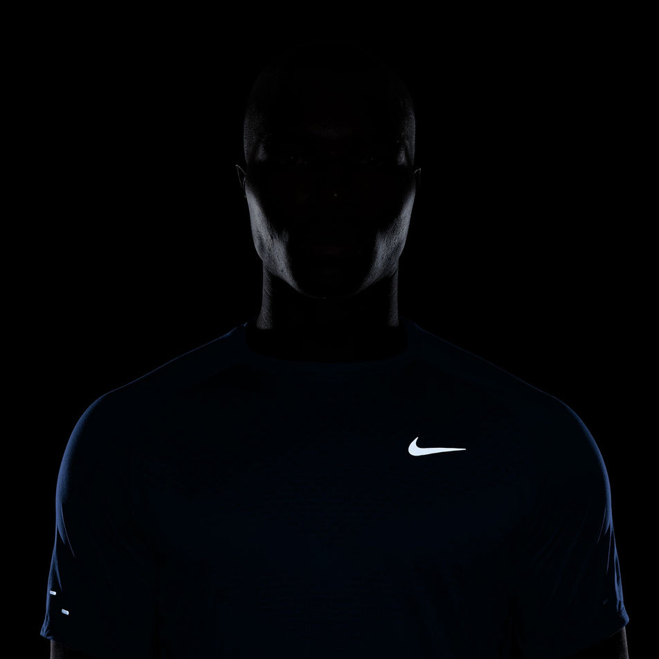 The reflective swoosh on the front of the Nike Men's Stride Dri-FIT ADV Short-Sleeve Running Top in the Royal Pulse/Reflective Silver colourway.