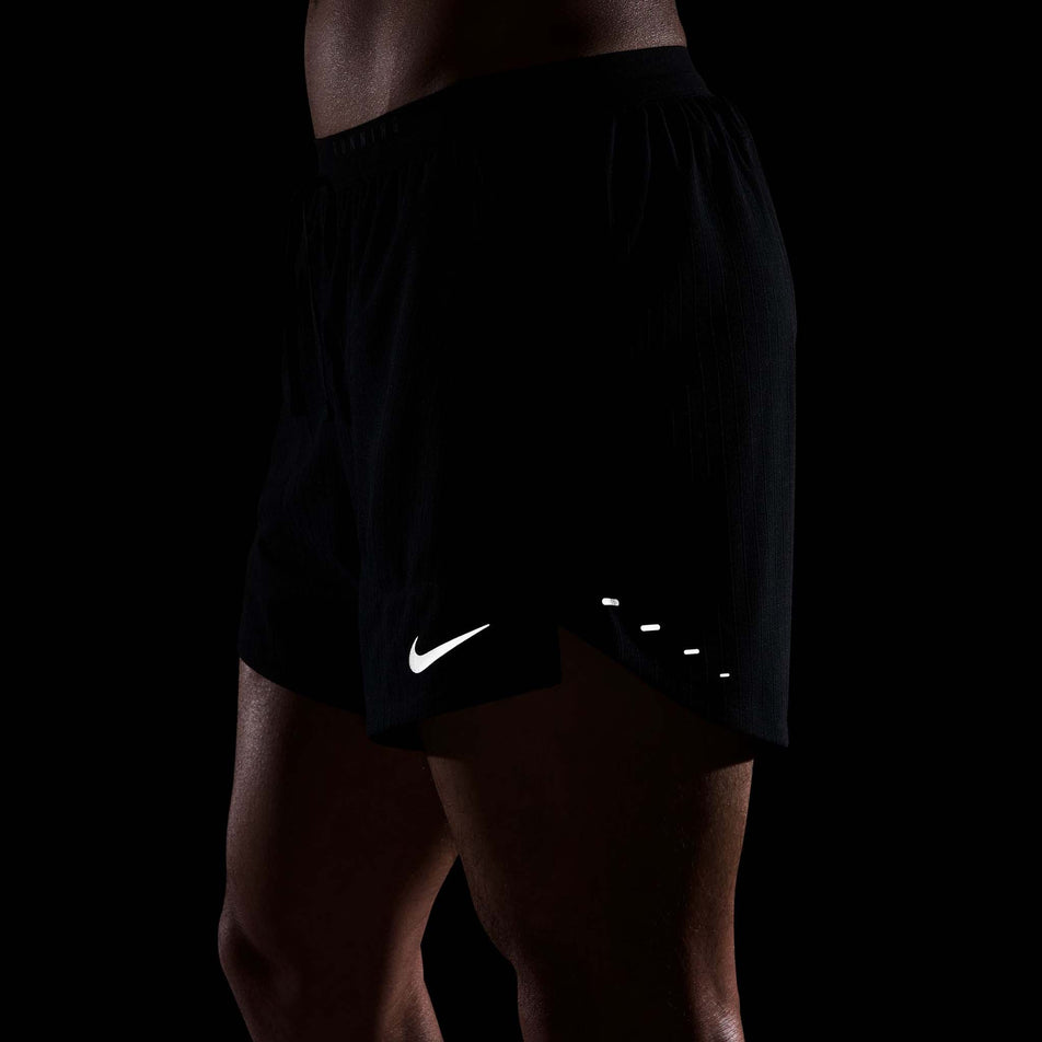 The reflective graphics on the Nike Men's Stride Aero-FIT 5