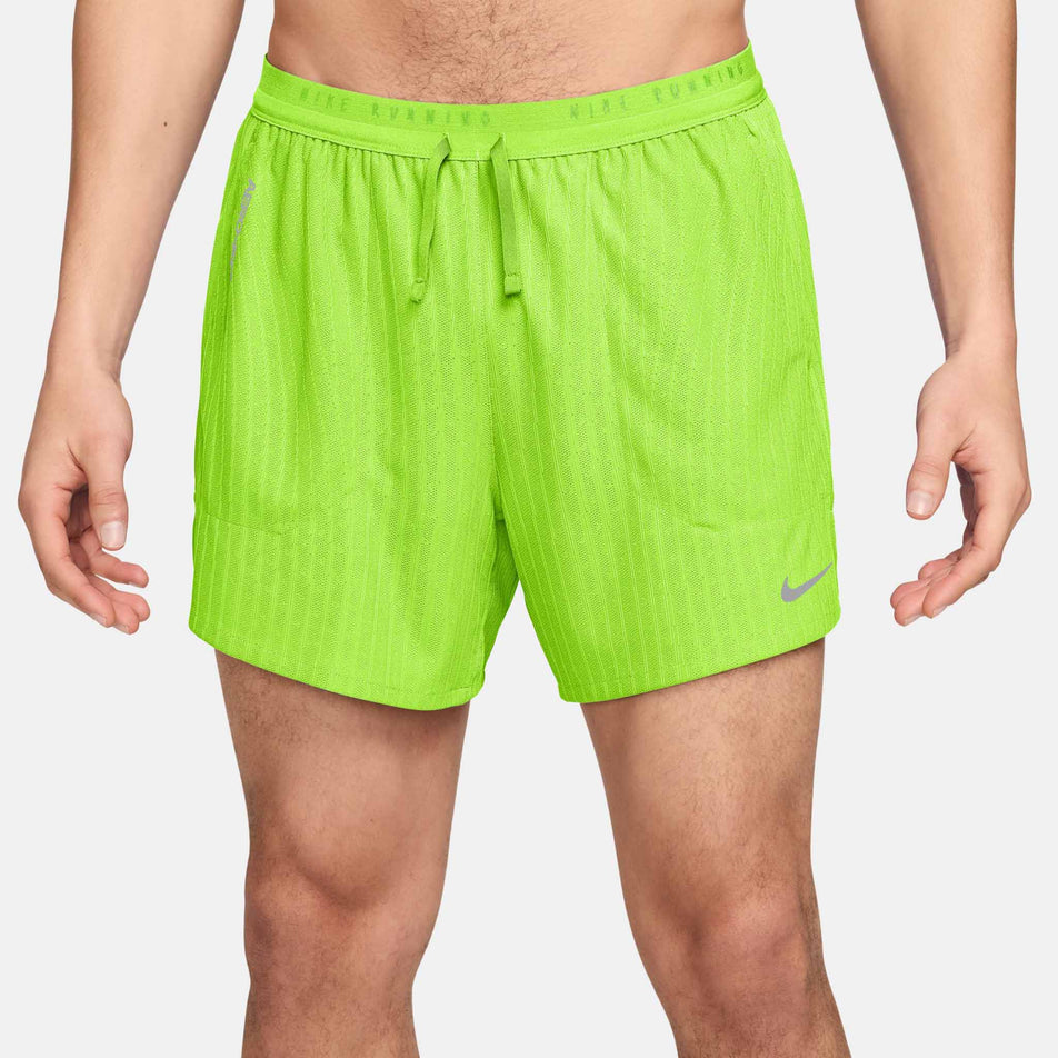 Front view of a model wearing the Nike Men's Stride Aero-FIT 5
