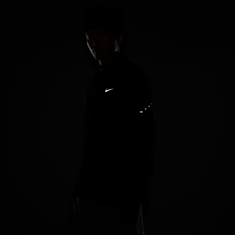 The reflective details on the Nike Men's Stride Aero-FIT 1/2-Zip Mid Layer in the Black/Reflective Silver colourway.