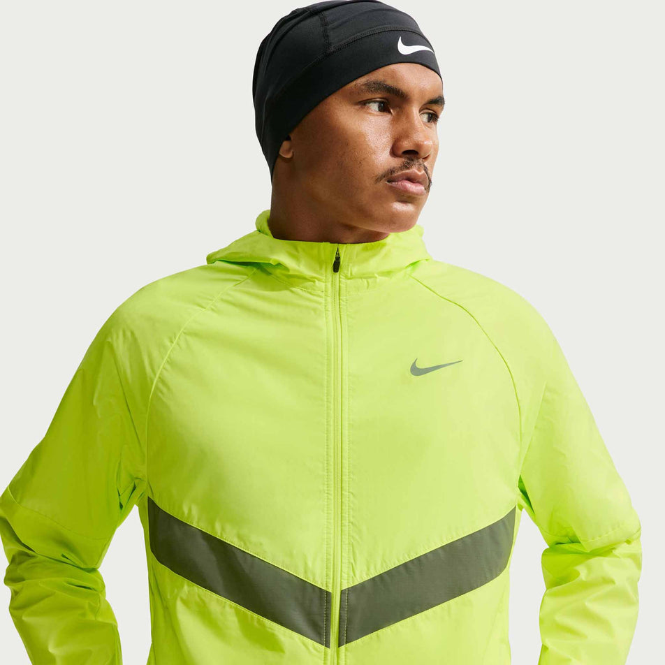 Front view of a model wearing the Nike Men's Miler Therma-FIT Repel Winterized Running Jacket in the Light Lemon Twist colourway.