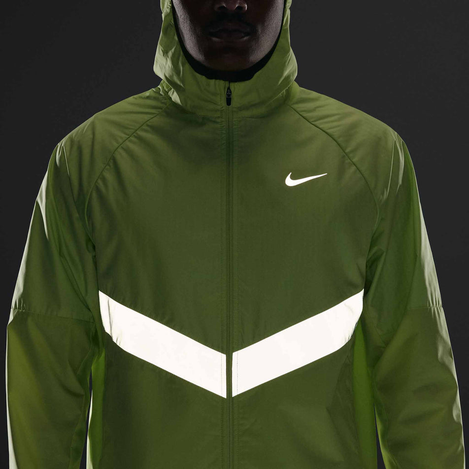 The reflective graphics on the front of the Nike Men's Miler Therma-FIT Repel Winterized Running Jacket in the Light Lemon Twist colourway.