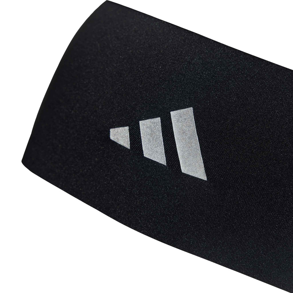Close up of the adidas logo on the adidas Unisex Run CC Headband in the Black/Reflective Silver colourway. (8679870398626)