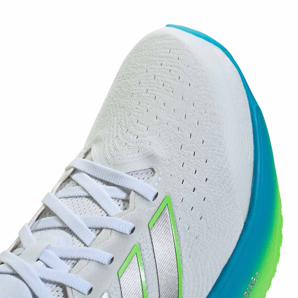 Close-up view of the toe box of the right shoe from a pair of adidas Men's Supernova Rise 3 Running Shoes in the Ftwr White/Silver met./Semi Blue Burst colourway.