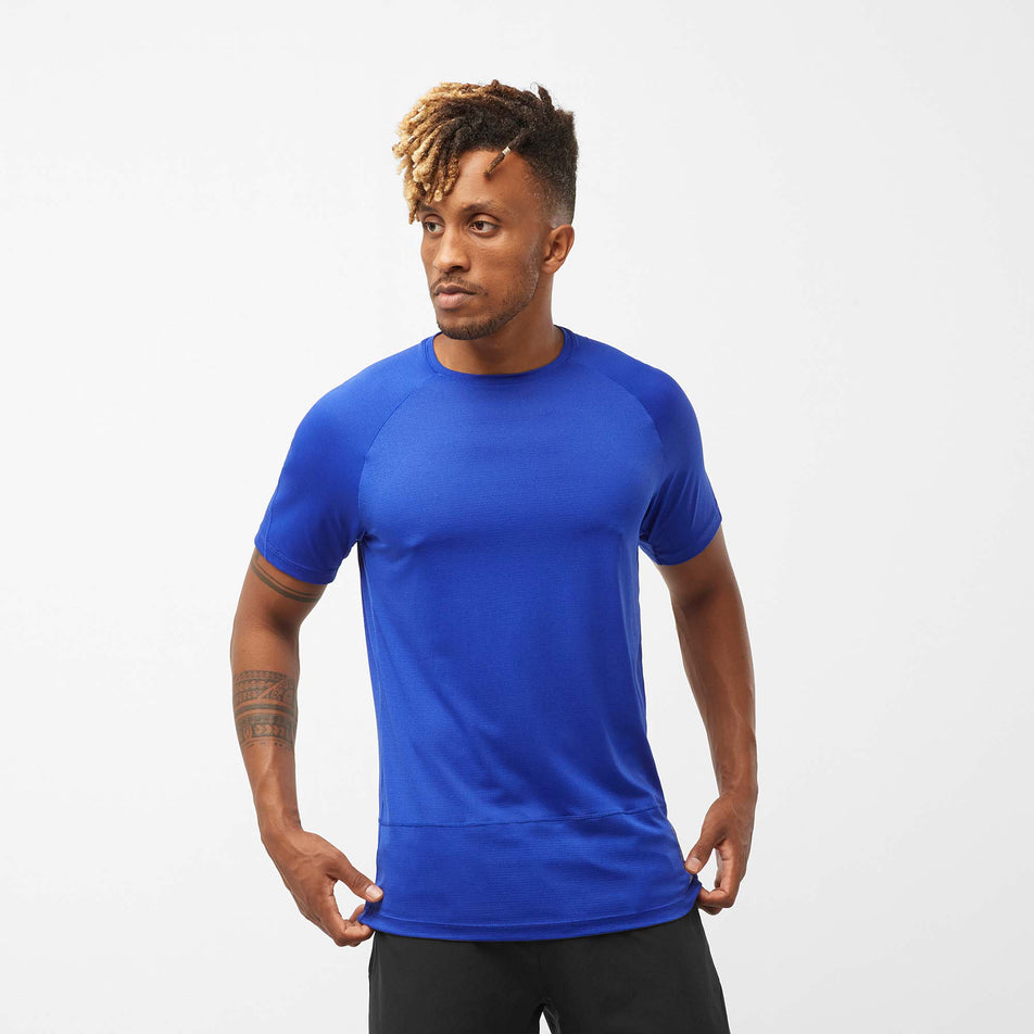 Front view of a model wearing a Salomon Men's Cross Run Short Sleeve T-Shirt in the Surf The Web colourway (8008549040290)