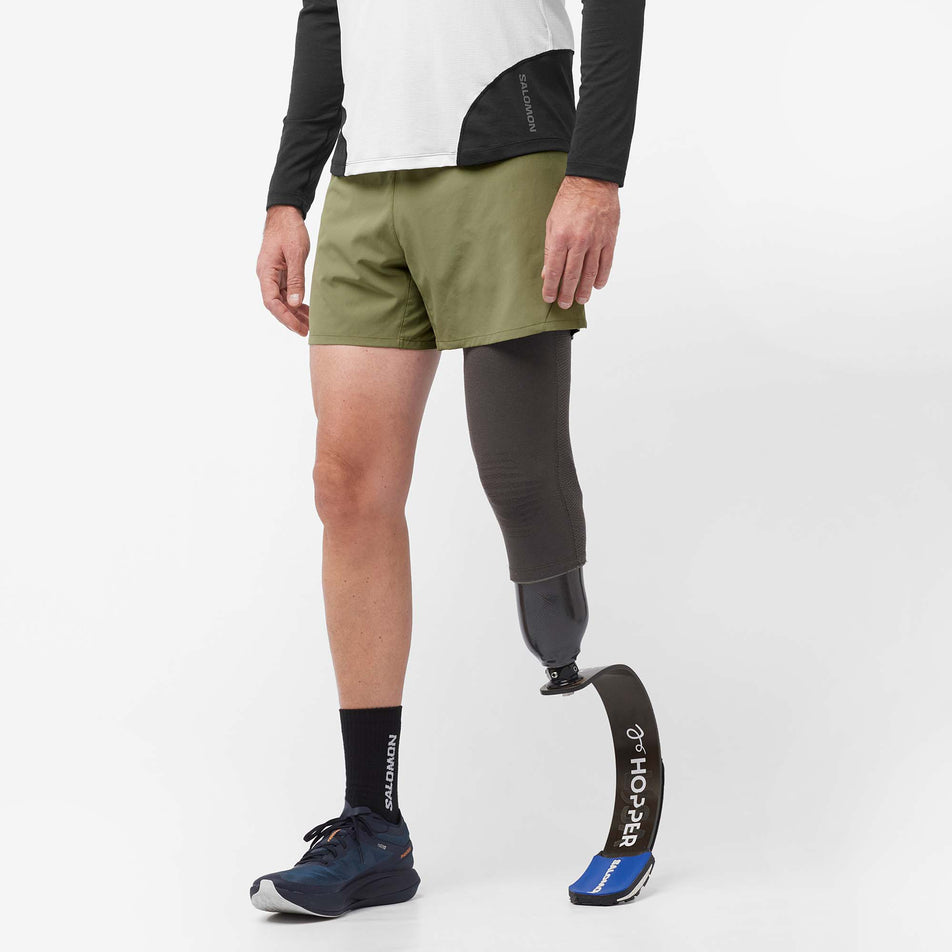 Front view of a model wearing a pair of Salomon Men's Cross 5