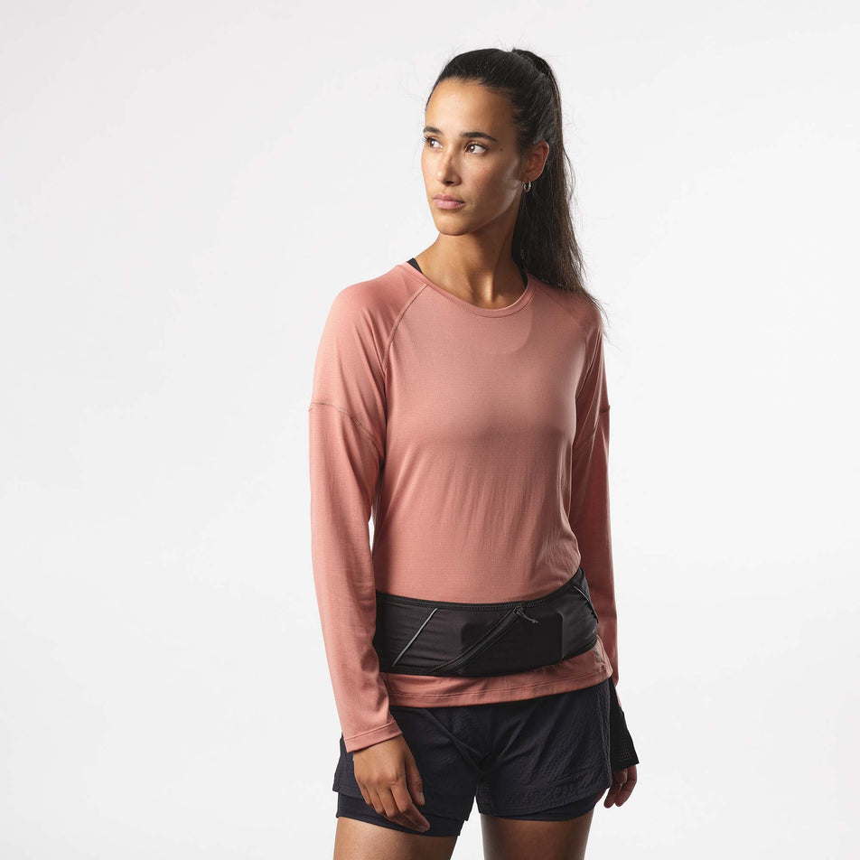 Front view of a model wearing a Salomon Unisex Pulse Belt in the Black colourway. Model is also wearing a running top and running shorts.  (8151604297890)