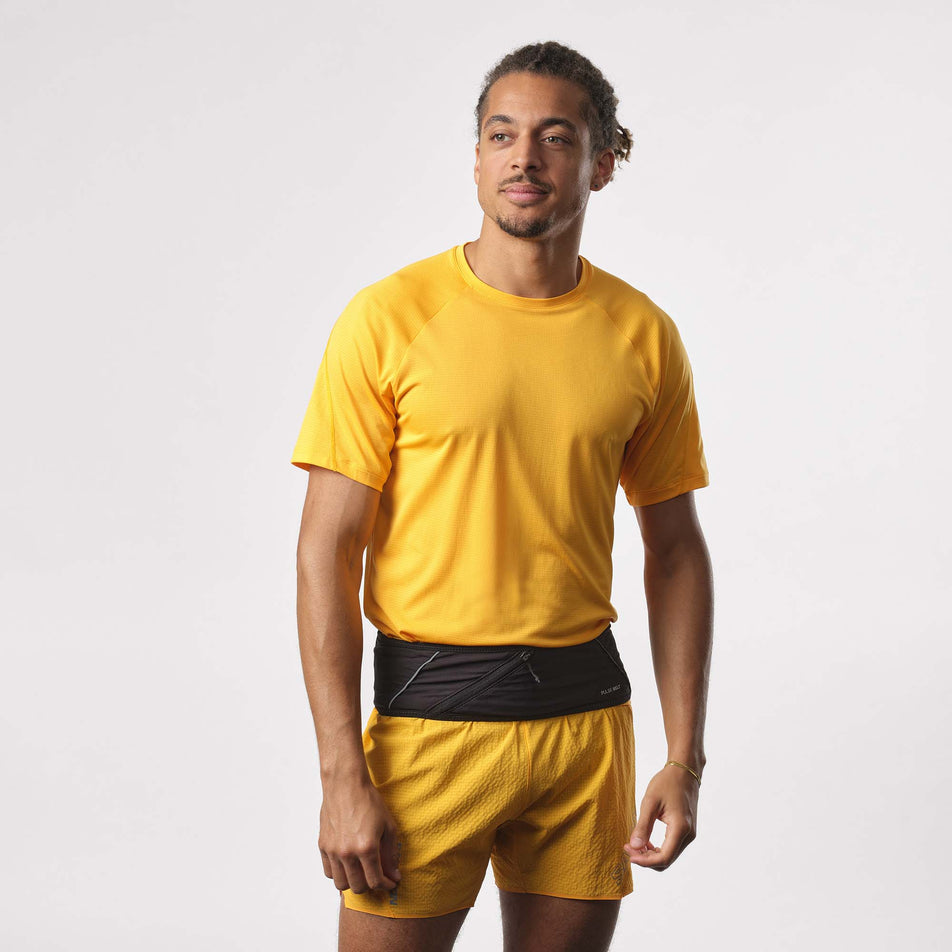 Front view of a model wearing a Salomon Unisex Pulse Belt in the Black colourway. Model is also wearing a running top and running shorts. (8151604297890)