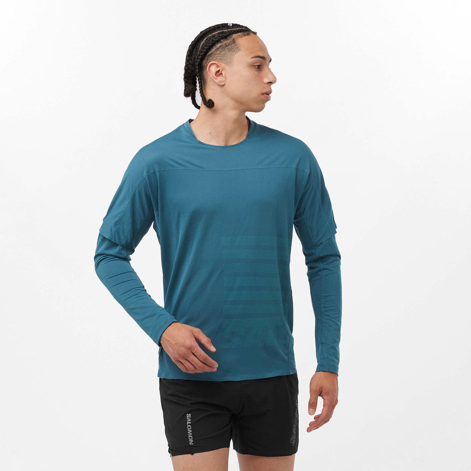Front view of a model wearing a Salomon Men's Sense Aero GFX Long Sleeve T-Shirt in the Deep Dive/Tahitian Tide colourway. Model is also wearing Salomon shorts. (8157822812322)