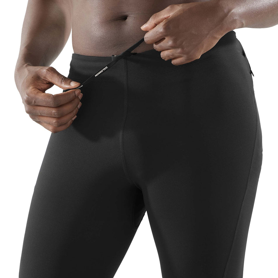 The drawcord on the front of the Salomon Men's SHAKEout CORE Tights in theDeep Black colourway. (8736846545058)